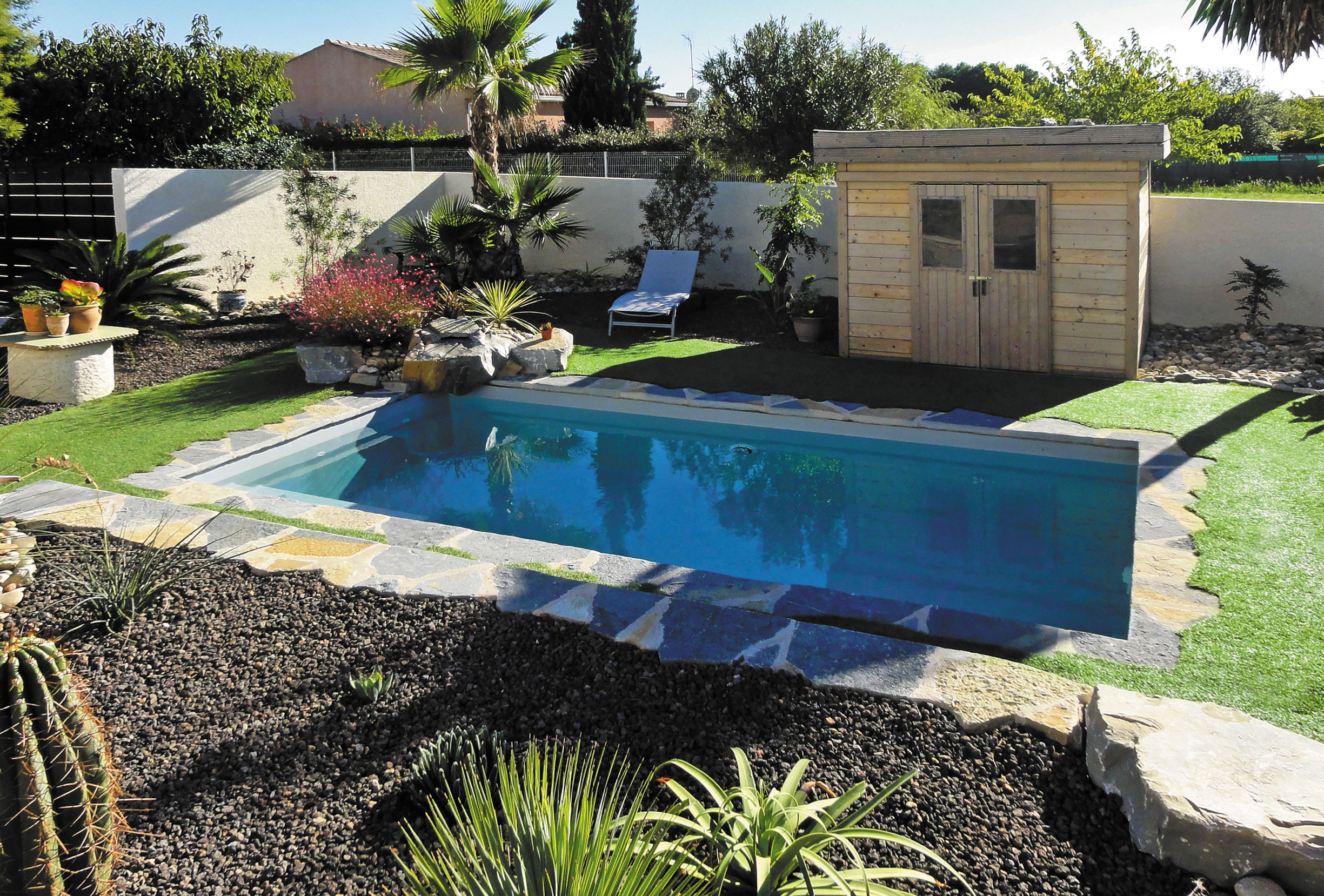 Exemple de modèle de mini piscine coque installée dans un petit jardin par Génération Piscine