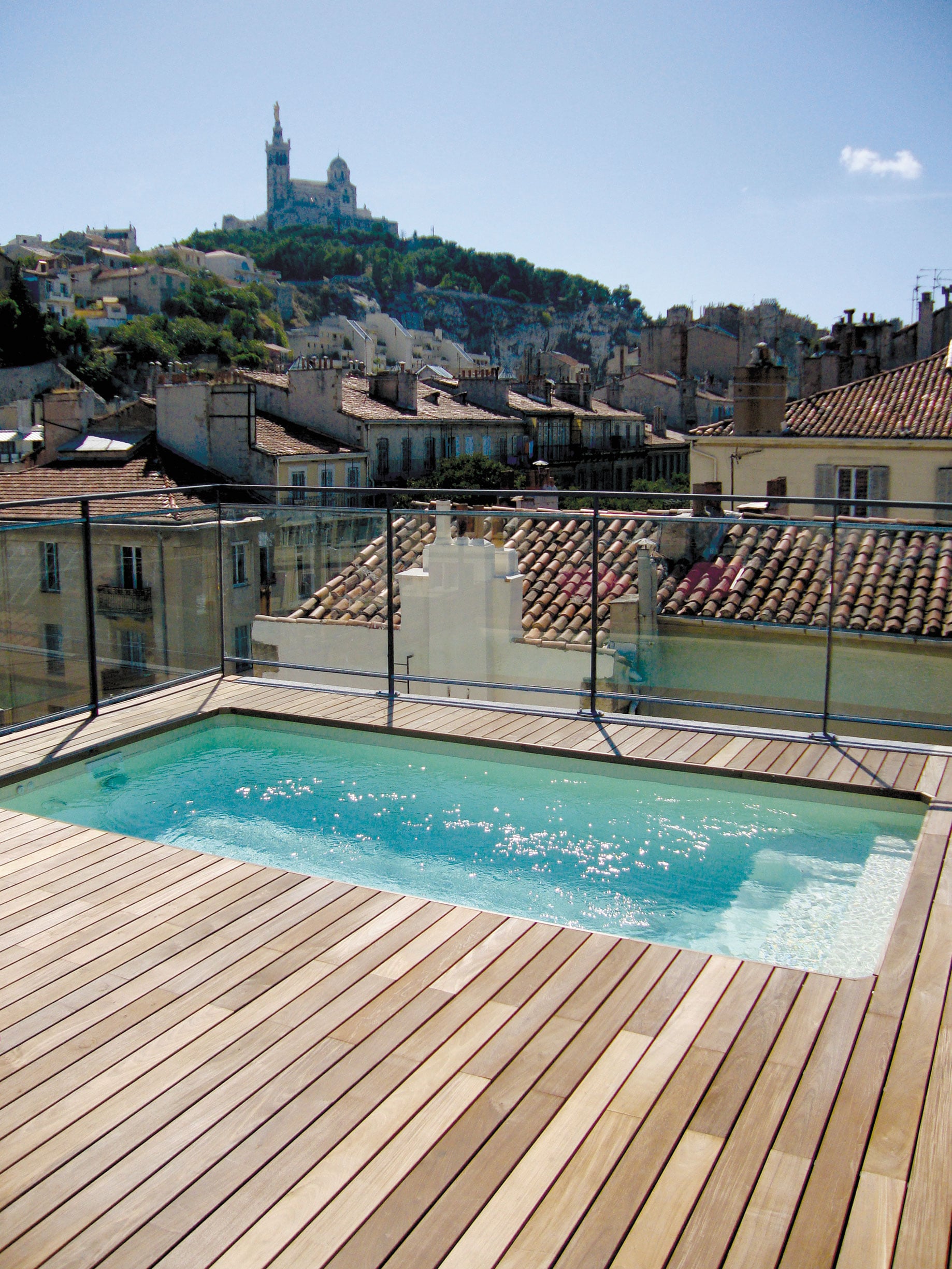 terrasse avec petite piscine avec vue sur la basilique notre dame de la garde de marseille