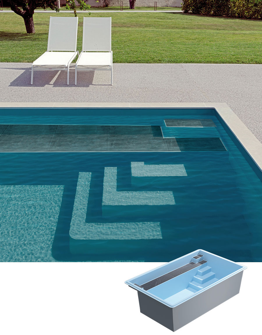 Piscine coque moderne avec angles nets et marches intégrées, eau aux nuances de bleu apaisantes, entourée de verdure et de chaises longues blanches, idéale pour un jardin contemporain. Matériau composite durable pour faible entretien.