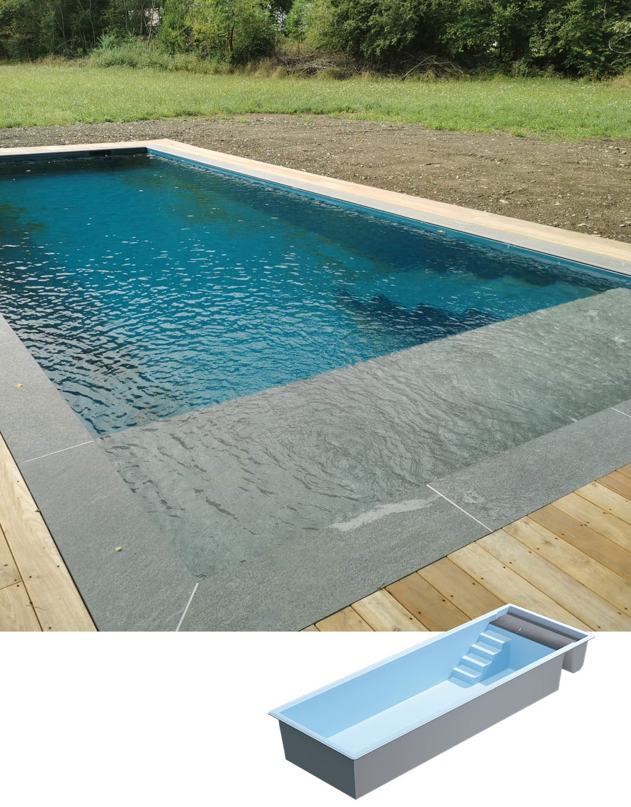 Piscine coque moderne et élégante avec forme rectangulaire, eau bleu clair, bordures en pierre, entourée de verdure et terrasse en bois, parfaite pour un cadre naturel et relaxant