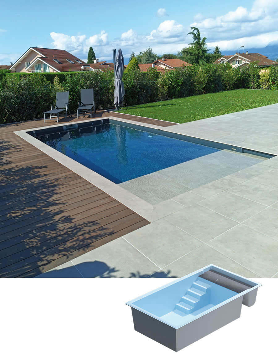 Piscine coque élégante avec escalier intégré dans un espace extérieur moderne, entourée de terrasse en bois et dalles en pierre, avec aménagement paysager d'arbres et haies, et mobilier d'extérieur comprenant chaises longues et parasol, création d'une atmosphère de détente et confort.