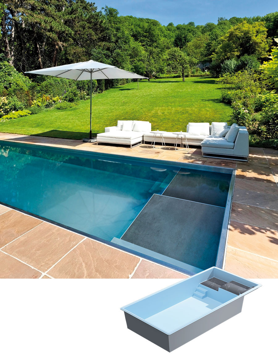 Vue d'une piscine coque rectangulaire intégrée dans un espace extérieur attrayant avec finition lisse, entourée d'un aménagement paysager verdoyant, des zones anti-dérapantes grises, un parasol blanc, et des fauteuils blancs sur un patio en pierres naturelles, illustrant un cadre moderne et relaxant.