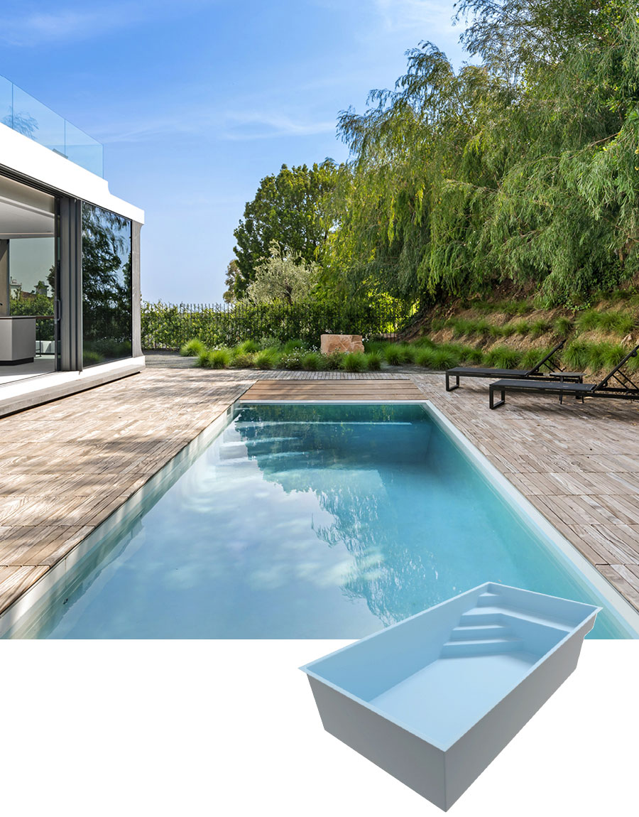 Piscine coque rectangulaire en polyester intégrée dans un environnement moderne avec terrasse en bois, pelouse verdoyante, et bâtiment contemporain en arrière-plan.