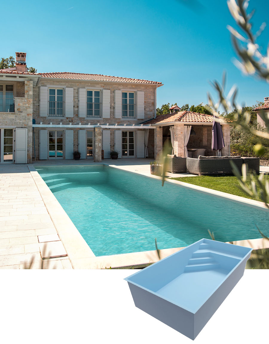 Piscine coque rectangulaire moderne dans un jardin résidentiel avec maison en pierre naturelle et volets bois, pelouse verte, platelage en pierre autour de la piscine, échelle intégrée, ambiance tranquille et exclusive