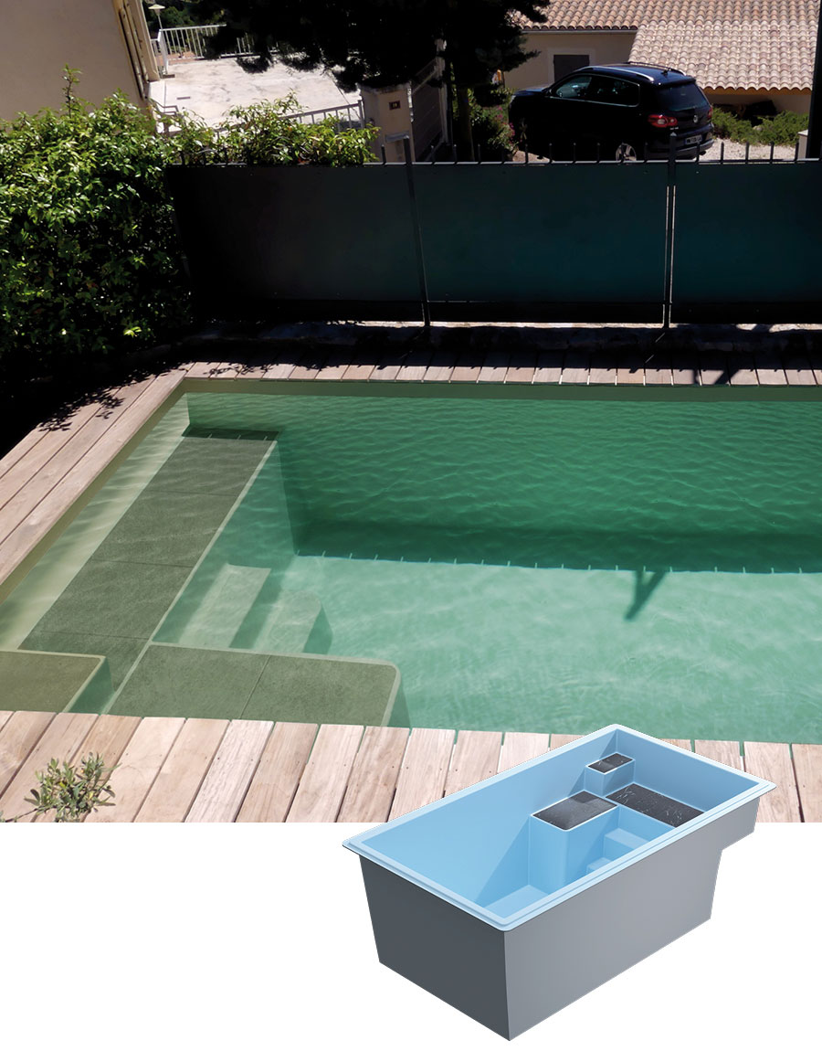 Piscine coque moderne et élégante avec finition gel-coat, entourée de lames de bois naturelles et végétation luxuriante, idéale pour détente en journée ensoleillée.