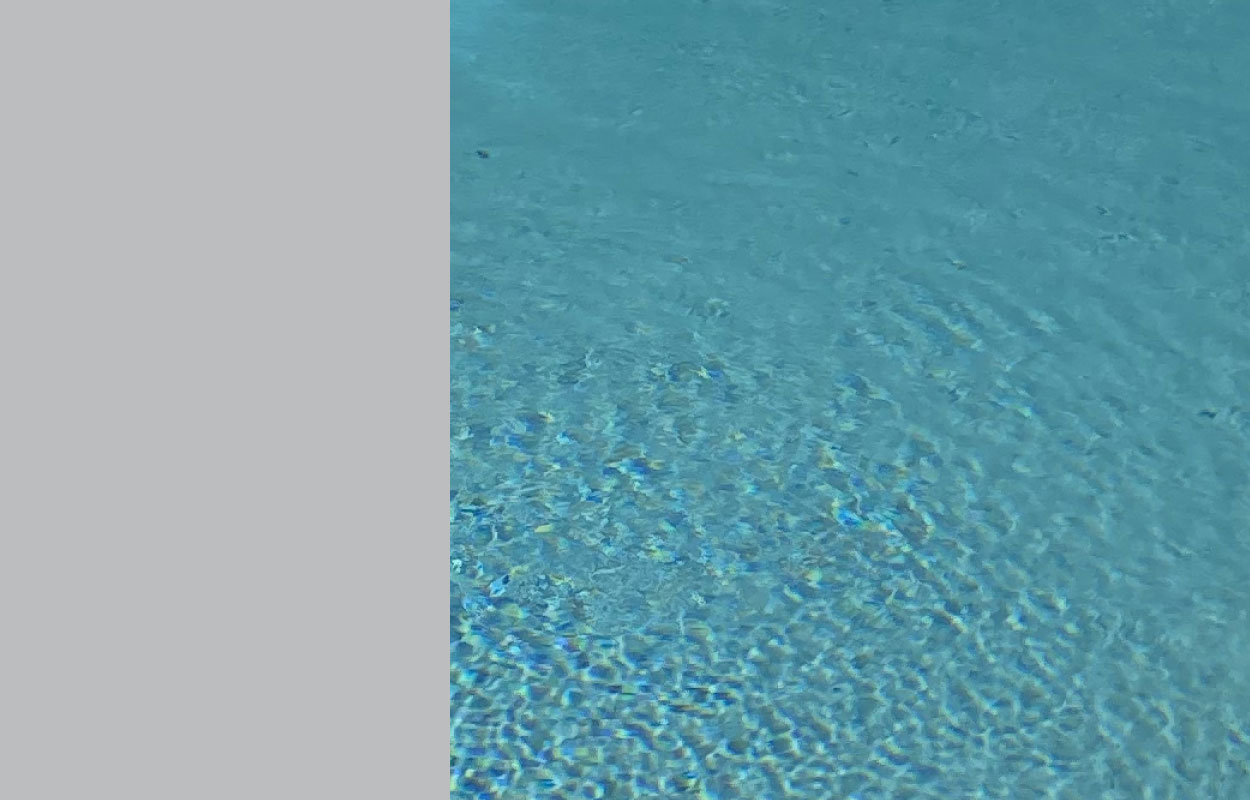 Piscine coque avec eau bleue éclatante, entretien facile et durabilité, idéal pour détente