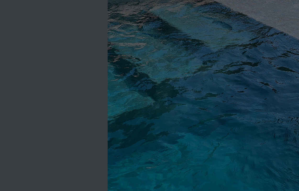 Piscine coque en polyester avec eau bleu clair et turquoise, reflétant une ambiance calme et relaxante.