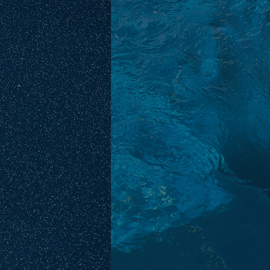 Comparaison entre une surface de revêtement noir élégante et l'eau cristalline d'une piscine coque, illustrant l'esthétique sophistiquée et la durabilité de nos piscines coques modernes.